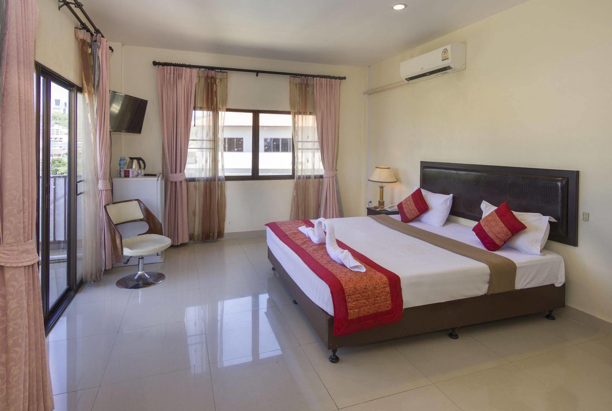 Royal Q & D Suites Pattaya Exterior photo
