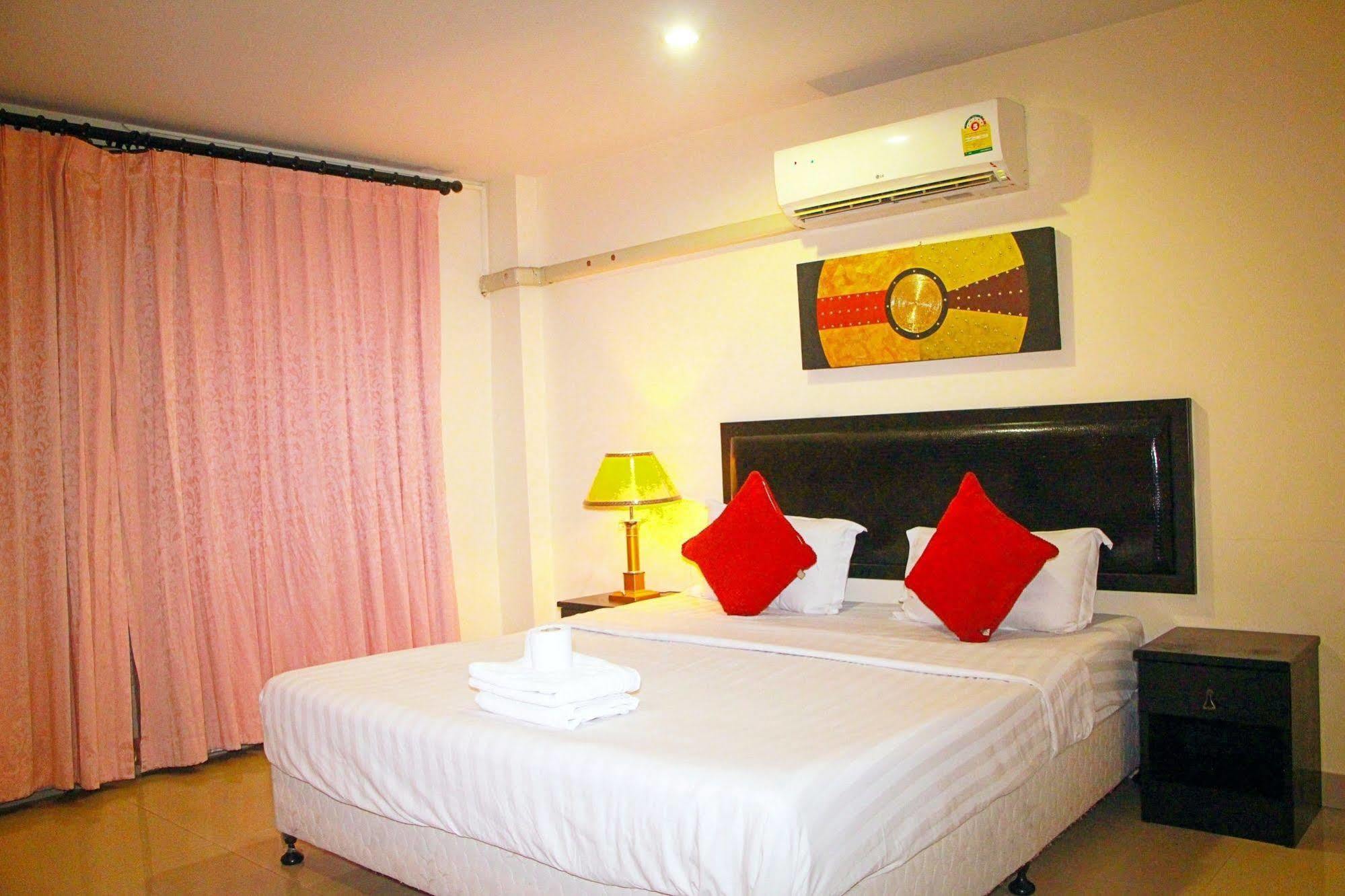 Royal Q & D Suites Pattaya Exterior photo