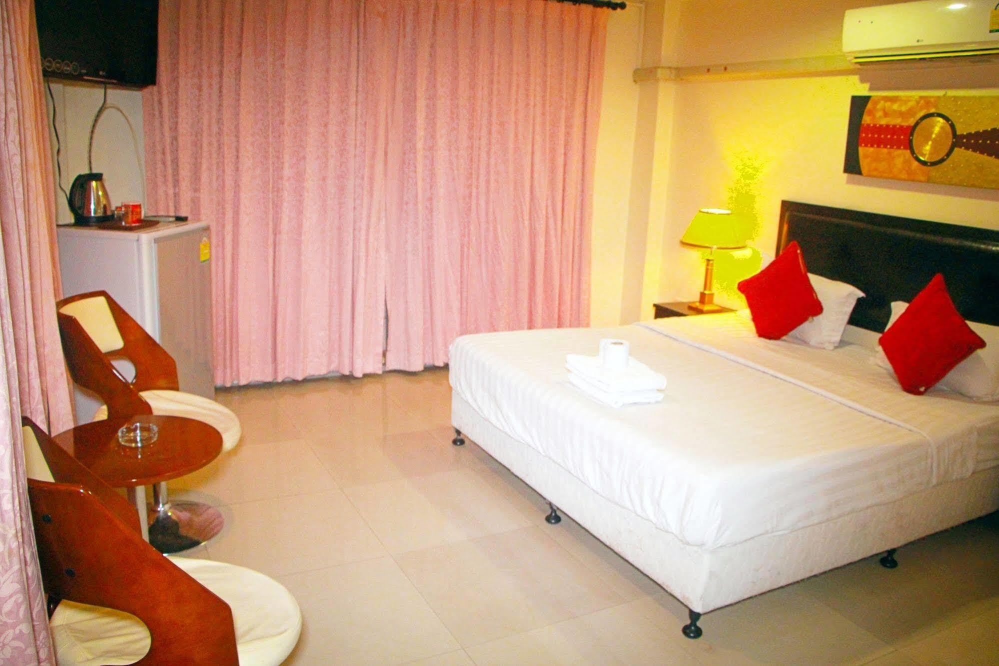 Royal Q & D Suites Pattaya Exterior photo
