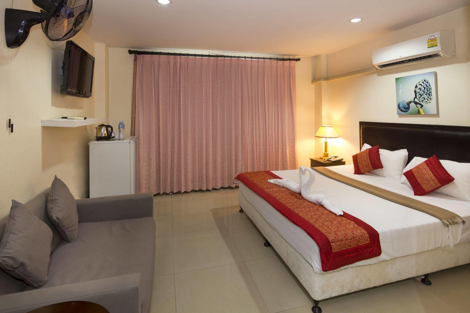 Royal Q & D Suites Pattaya Exterior photo