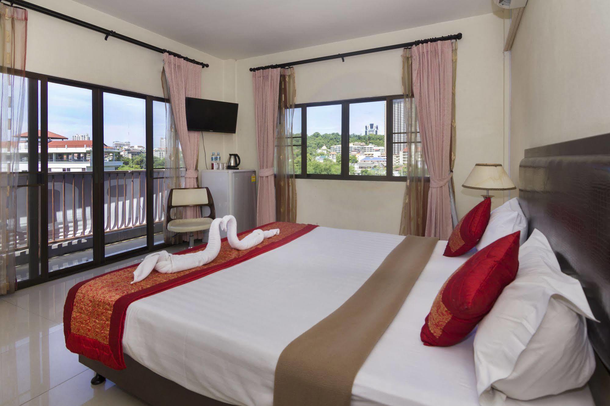 Royal Q & D Suites Pattaya Exterior photo